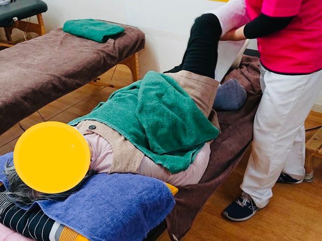 リハビリ中の訓練室 機能訓練室 明るい雰囲気の中で専門スタッフがサポートするリハビリを行っています。利用者の状態に応じたケアが充実しています。