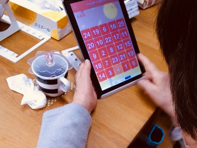 タブレット操作を行う人の様子 スタッフイメージ タブレットを使いながら、効率的に業務をこなすスタッフの様子が見られます。