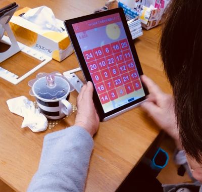 タブレット操作を行う人の様子