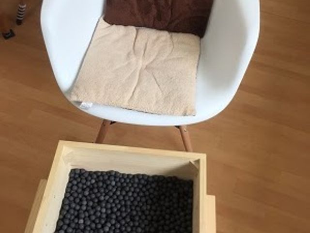 椅子と健康ボールの部屋 リビング   広々としたリビングで、椅子に座りながら健康ボールを使用することでリラックスできます。