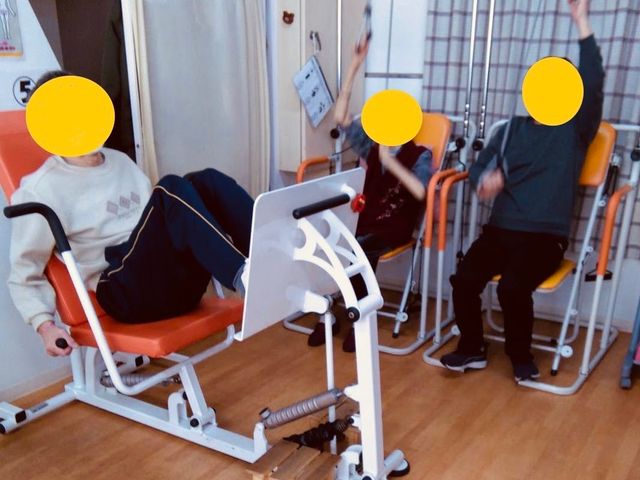 運動機器がある訓練室 機能訓練室   明るい空間での運動機器を使ったトレーニングです。スタッフとして丁寧なサポートが可能です。