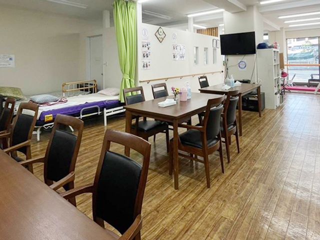 明るい空間の部屋 機能訓練室 自然光が差し込む広々とした訓練室です。快適な環境でリハビリに集中できます。