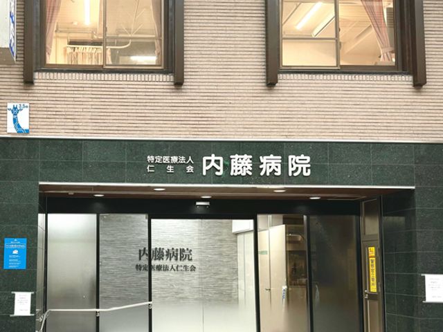 入口正面を映す病院 エントランス 清潔感のあるエントランスは、スムーズな出入りが可能で安心して利用いただけます。