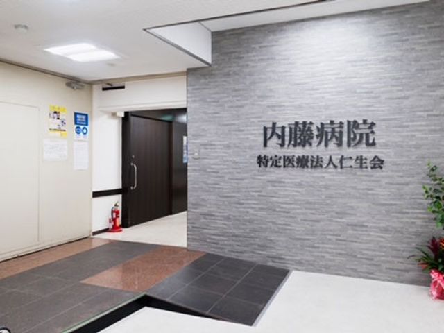 病院入り口 エントランス 広々としたエントランスは、利用者にとって安心できる落ち着いた雰囲気となっています。