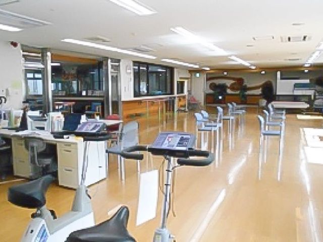 明るい機能訓練室 機能訓練室 自然光がたっぷり入る開放的な空間です。リハビリ設備が整っています。