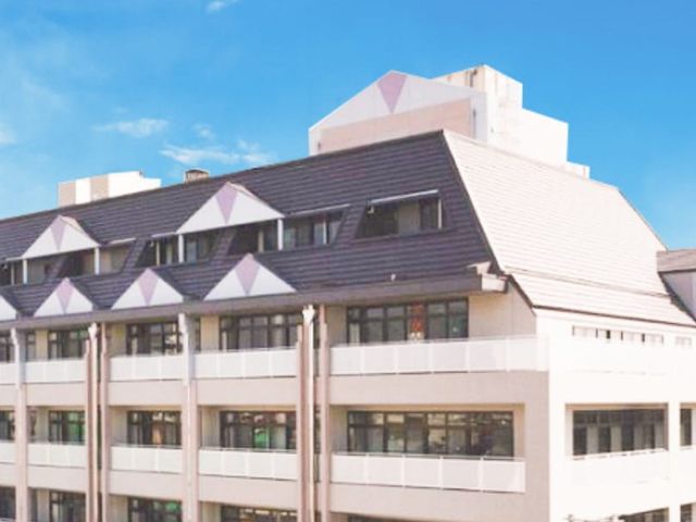 落ち着いた外観の建物 外観 都市の中で見守られている、機能的で安心感のある建物です。穏やかな環境で働けます。