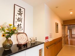 廊下に装飾品と和風掛け軸