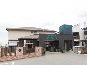 落ち着いた色合いの外観