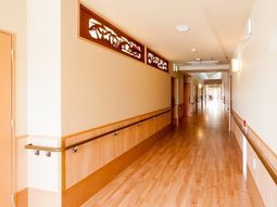 暖かみのある綺麗な廊下