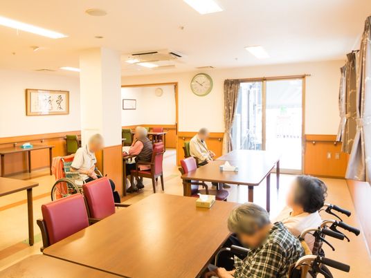 共有スペースでは、さまざまな体の状態の入居者様が同じ空間でくつろげるよう、椅子の配置やテーブル同士の間隔に配慮している。