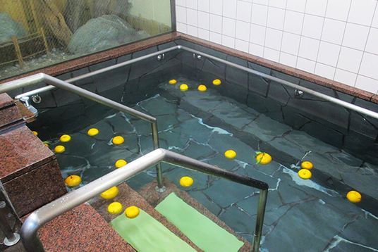 黄色の浮遊物がある浴室