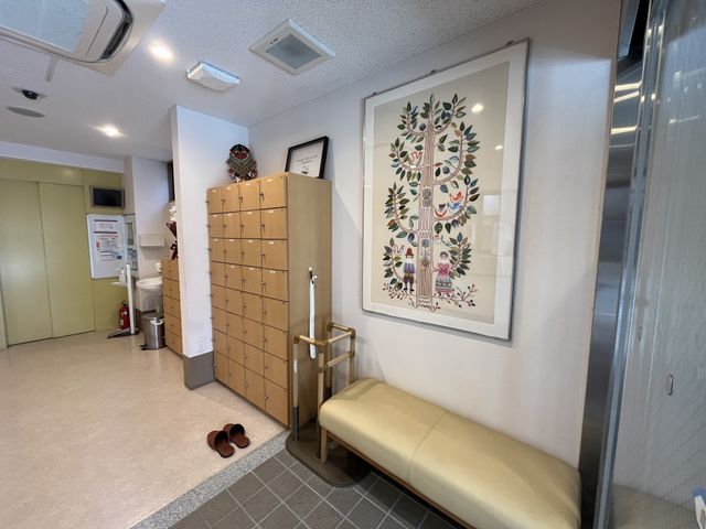 快適な入口空間 エントランス 落ち着いた雰囲気のエントランスでは、椅子に腰かけてゆっくりとくつろげます。