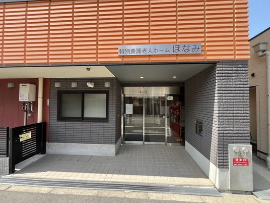 施設のエントランス