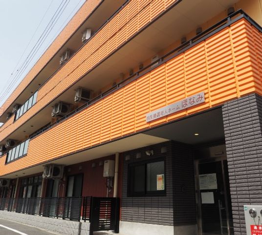 賑やかな外観
