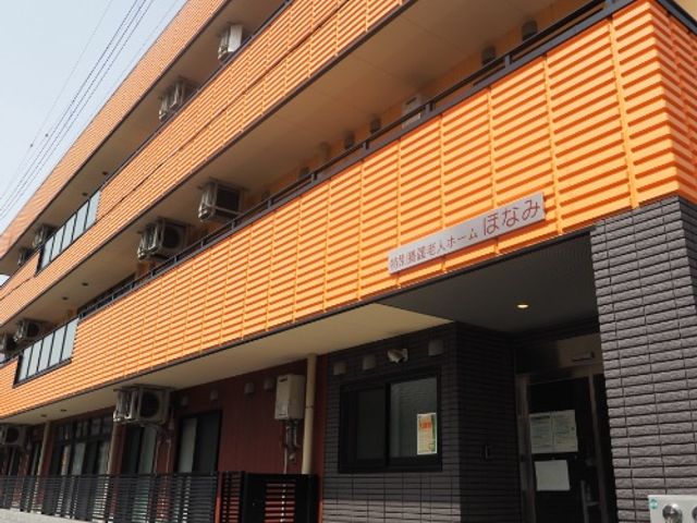 賑やかな外観 外観 温かみのある外観が魅力の建物です。快適な生活を支える設備が整っています。