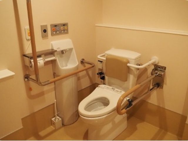 手すり付きのトイレ トイレ 安全に配慮された手すり付きの設備が整ったトイレです。車椅子の方も快適に利用できます。