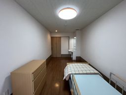 木製家具が設置された居室