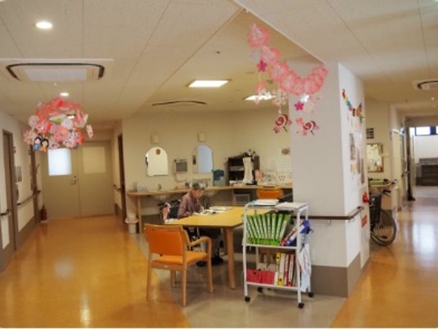 装飾された廊下 廊下 明るく装飾された廊下では、スタッフが作業をしています。温かみのある雰囲気が広がっています。