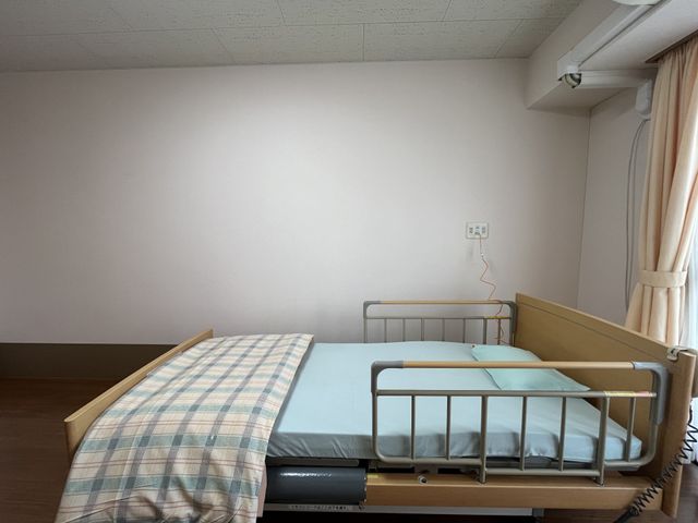 シンプルな居室 居室 シンプルで落ち着いた居室です。広い窓からの自然光が温かみを与えています。