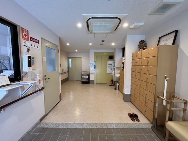 広々とした入口の光景 エントランス   広々としたエントランスは、来訪者を温かく迎え入れる空間です。スタッフと利用者の交流も活発です。