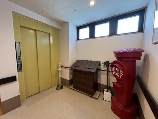 エレベーターと郵便受けの前 エレベーター 窓から自然光が入る明るい空間です。広いエレベーターがあり、移動が快適です。