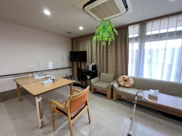 くつろぎの居室 居室 広々とした明るい居室で、自然光が差し込む中でゆったりと過ごせます。