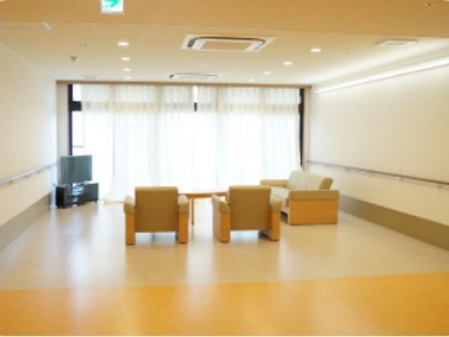 明るい共有スペース ラウンジ 自然光がたっぷり入る明るい空間で、リラックスしながら休憩いただけます。