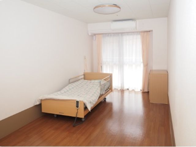 明るい居室 居室 日差しが差し込むシンプルで快適な空間です。入居者が穏やかに過ごせる環境が整っています。