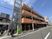 静かな住宅街の施設外観