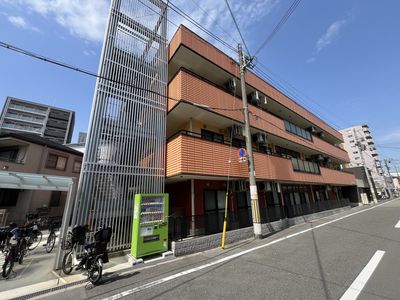 静かな住宅街の施設外観