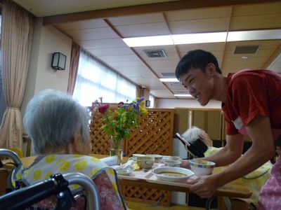 優しい食事提供の場面  