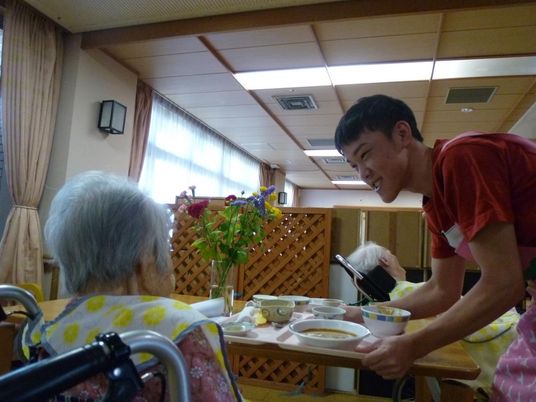 優しい食事提供の場面  