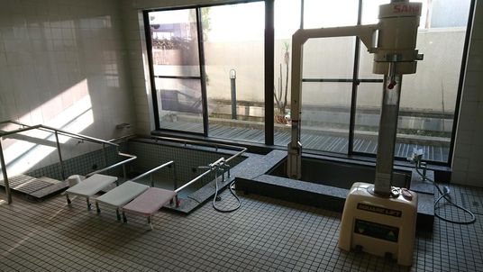 大きな窓がある浴室