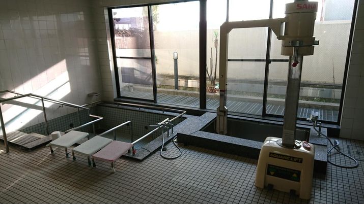大きな窓がある浴室