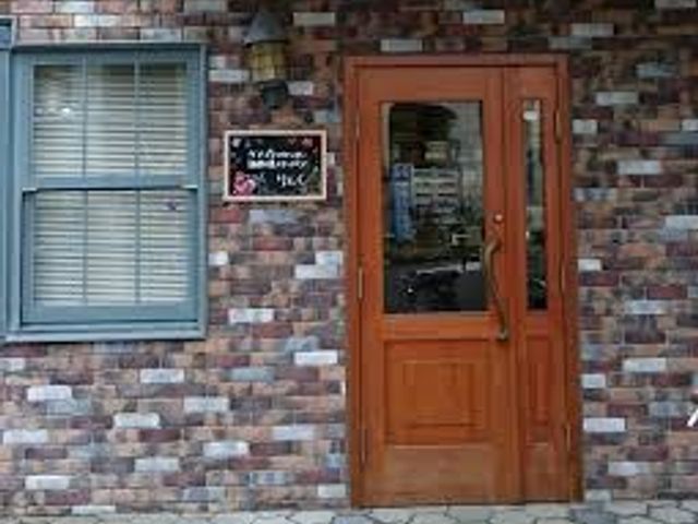 木製ドア付き玄関 エントランス 温かみのある木製ドアが特徴のエントランスです。落ち着いた雰囲気が感じられます。