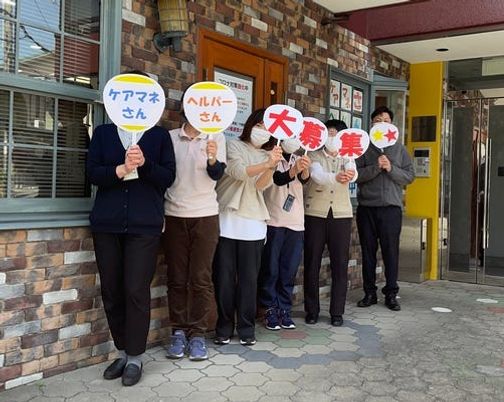 職員が立っているエントランス