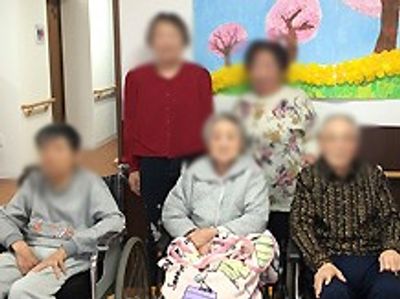 車椅子利用者たちと職員の共有スペース