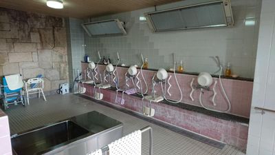 複数の洗髪台が並ぶ浴室