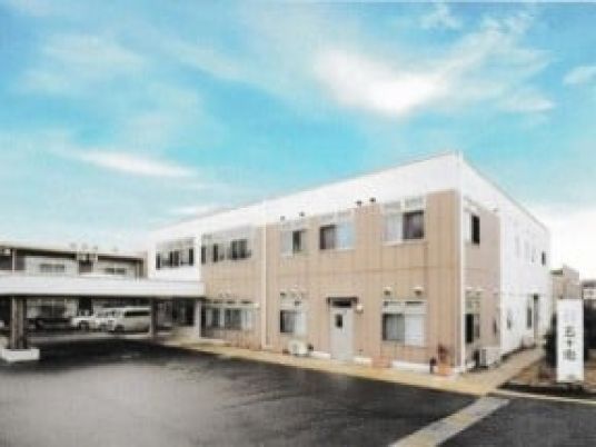 緑豊かな施設の外観  