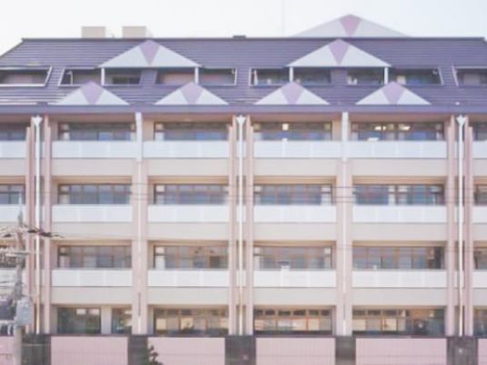 大きな建物の外観