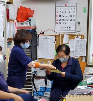 教室内で会議中