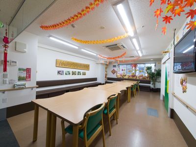 明るい共有ダイニング空間 