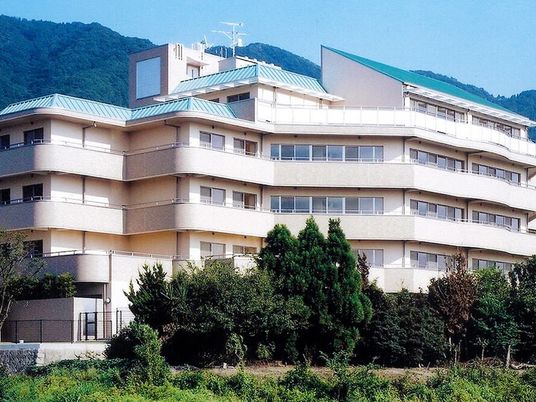 山並みを背にした外観  