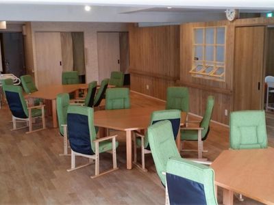 椅子が並ぶ広いスペース