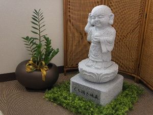 仏像と観葉植物の飾り  
