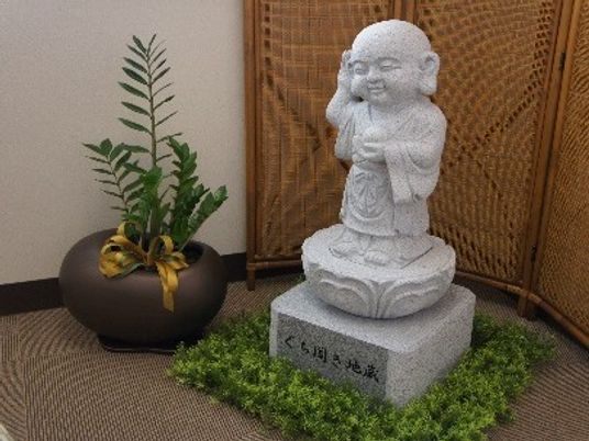仏像と観葉植物の飾り  