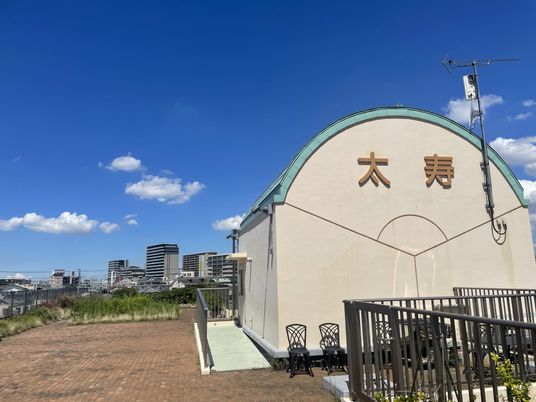 広い庭のある建物外観