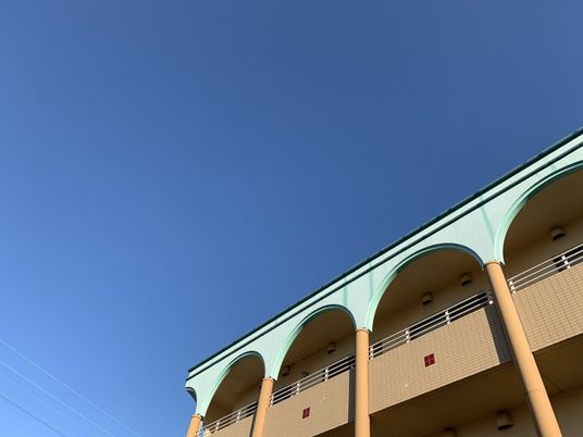 アーチ状の建物の外観