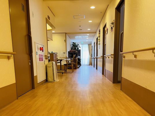 自然光あふれる廊下