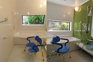 手すりが付いた風呂場